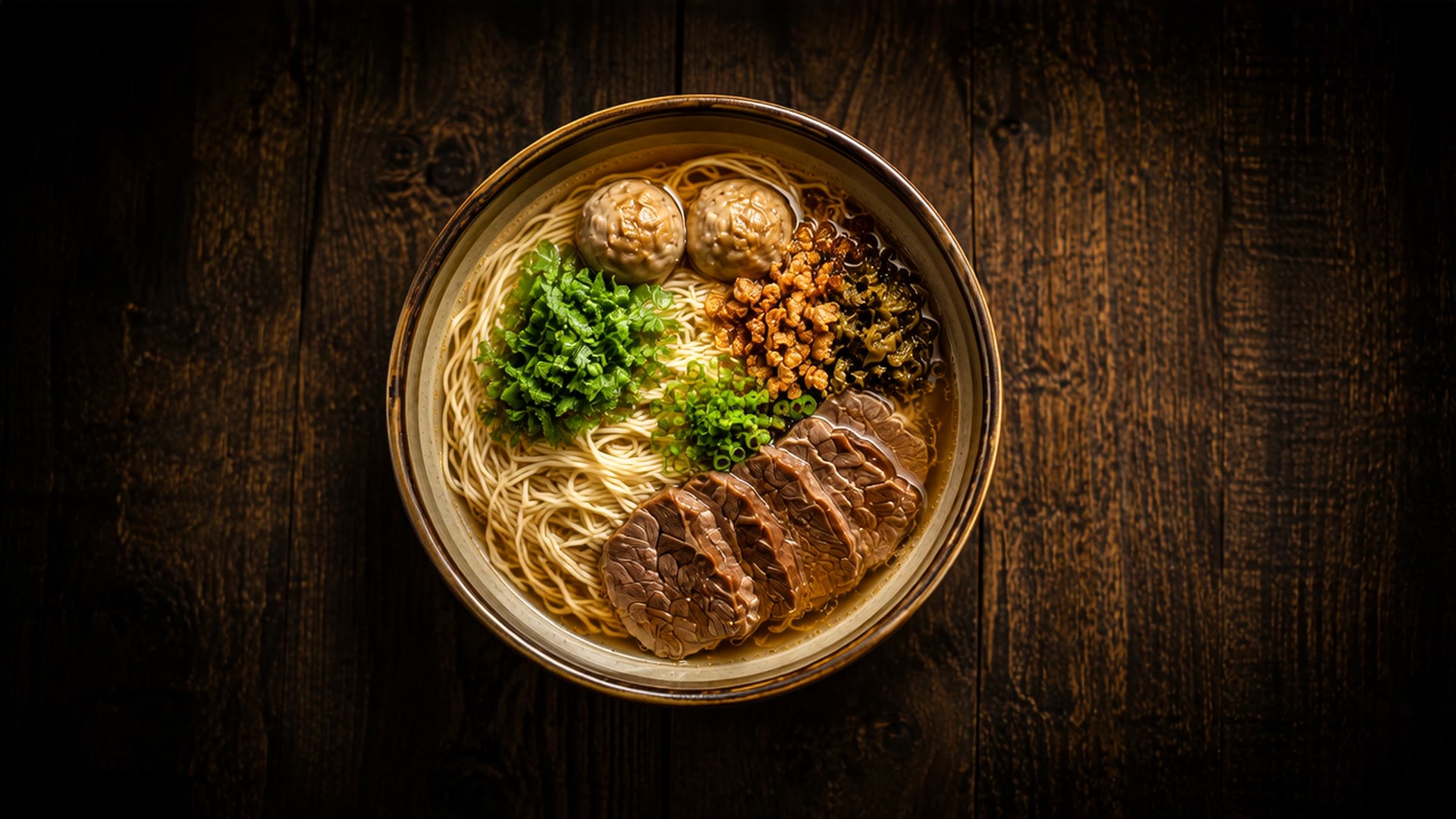潮晟麵館暖光餐桌
